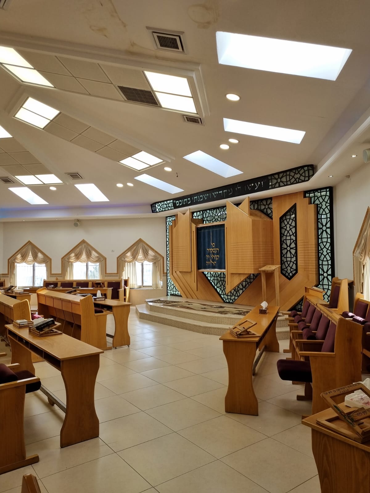 החלפת תאורת הלוגן לתאורת לד במרכז רוחני ביישוב כוכב יעקוב