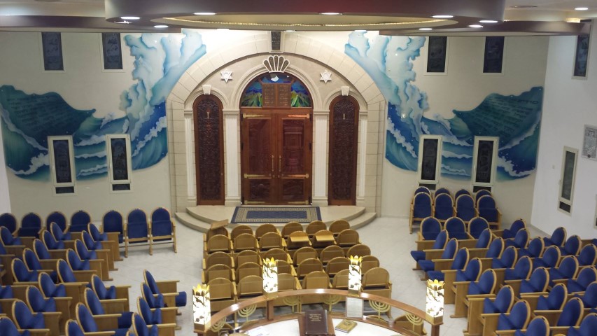 עבודות זכוכית בבית כנסת