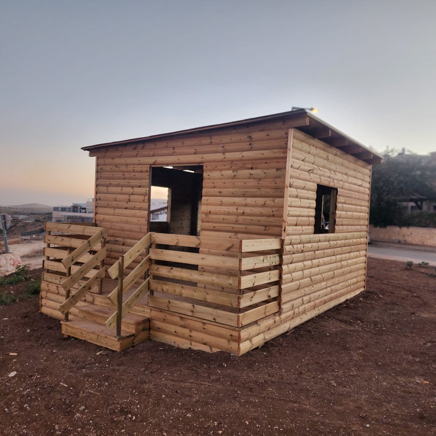 מבנה עץ וספסלים לזכר משפחת פוגל בתצפית תקוע