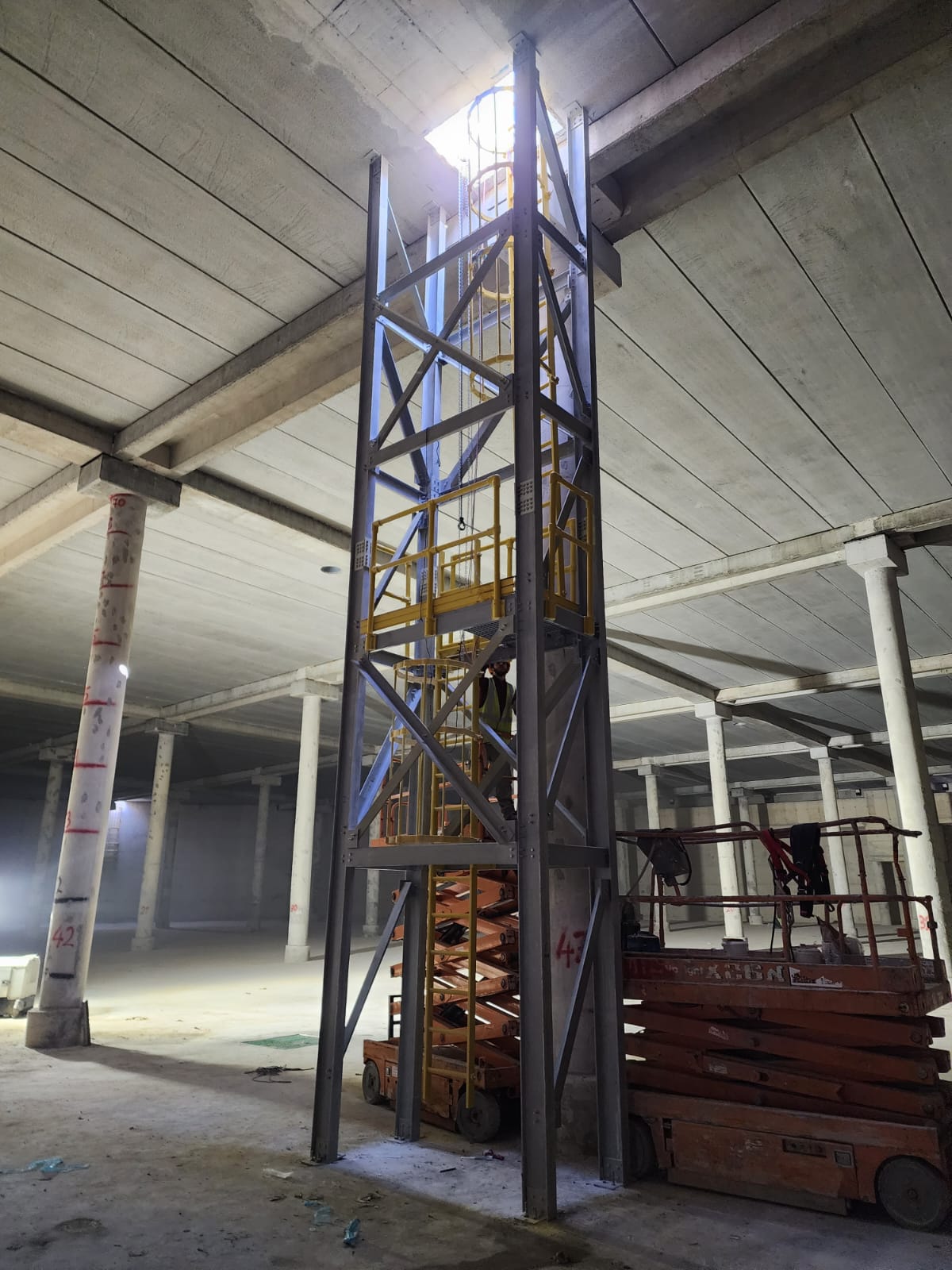 התקנת סולם מקונסטרוקציית פיברגלס במאגר מים, מהתוכנית ועד הביצוע