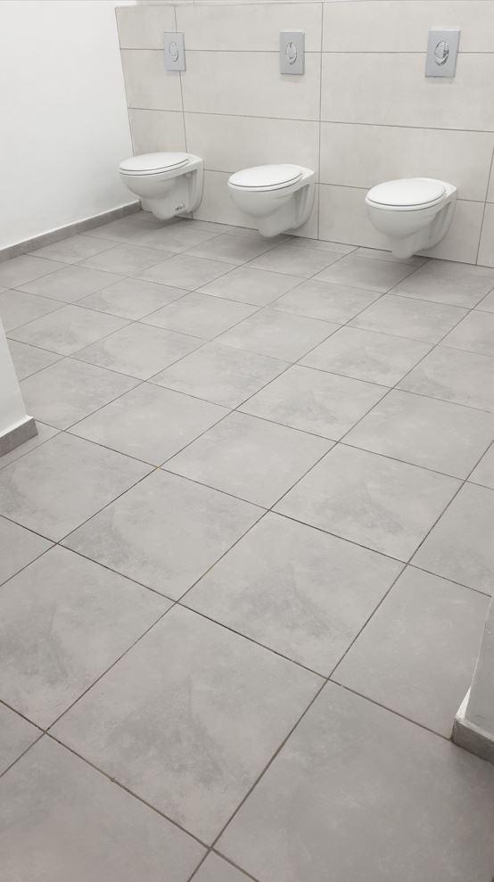 שיפוץ חדר שירותים בבית ספר