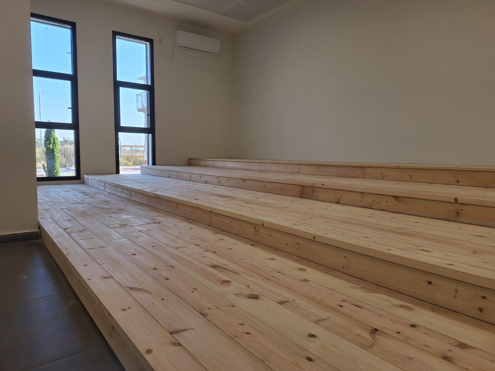 טריבונות לכסאות ובמות מדורגות