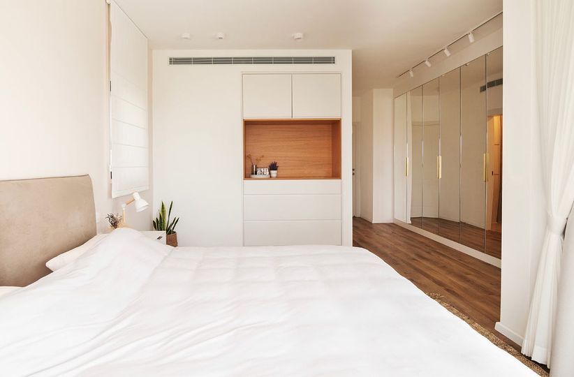 חדר שינה: מפנק, מרגיע, מואר,מעוצב לפרטים ופונקציונאלי.