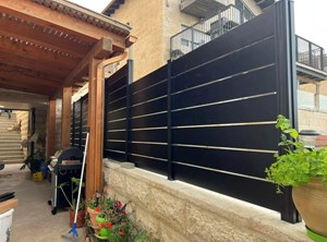 גדר אלומניום בצבע שחור מט  מסוג BASIC  שילוב שלבים 15 ס״מ