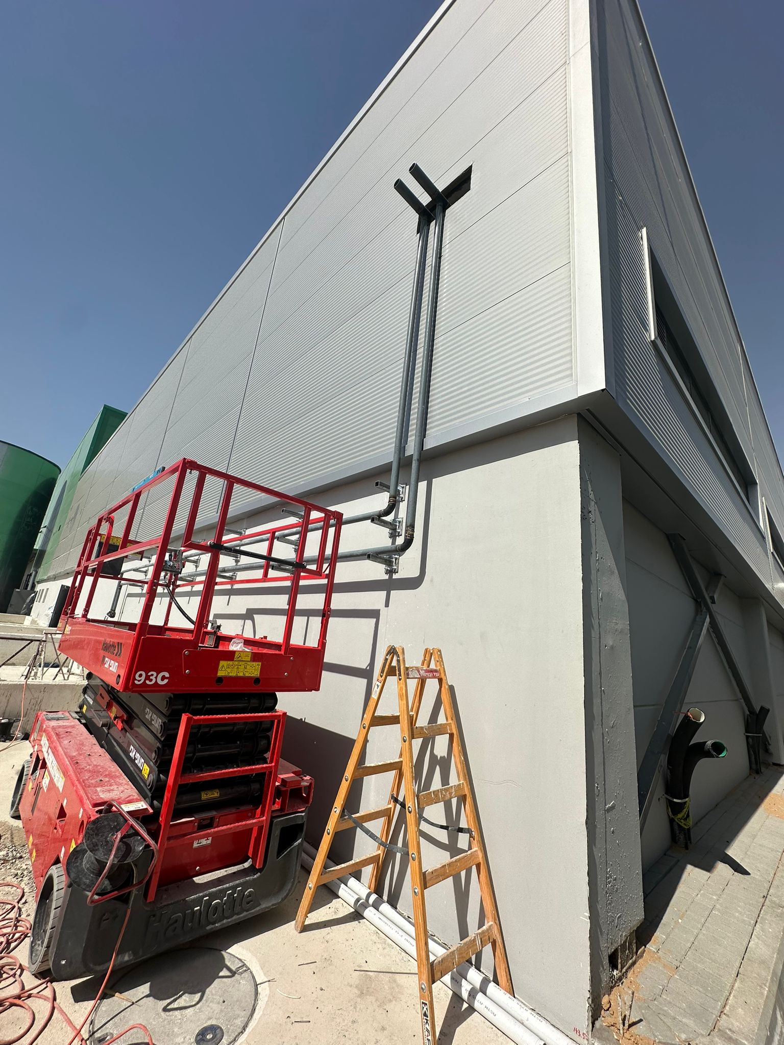 התקנה וריתוך של צוקלים במפעל תבלינים בבית קמה