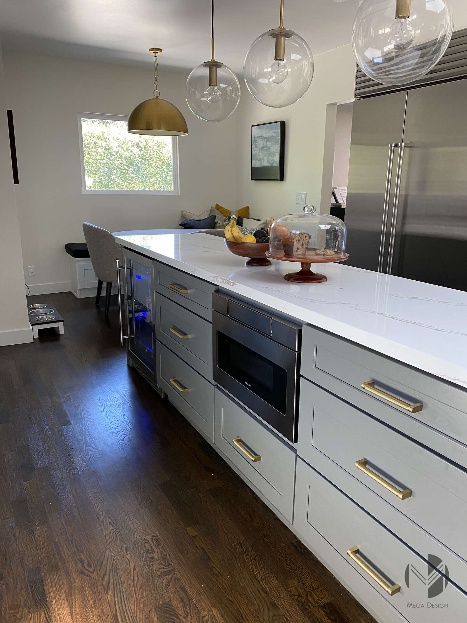 SEAMLESS WHITE AND GREY KITCHEN