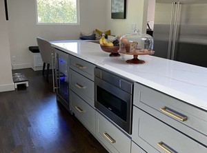 SEAMLESS WHITE AND GREY KITCHEN