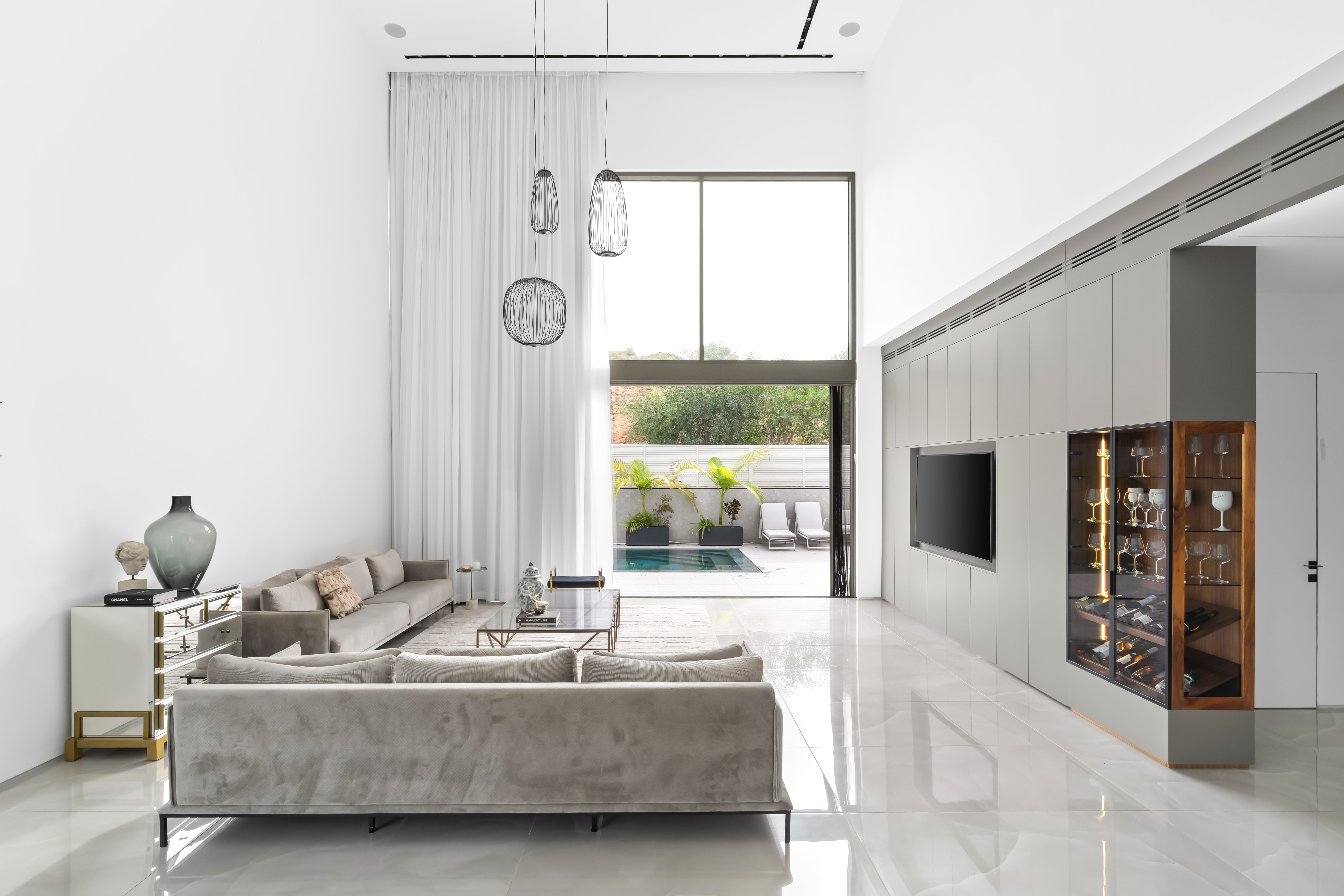 Grey vila