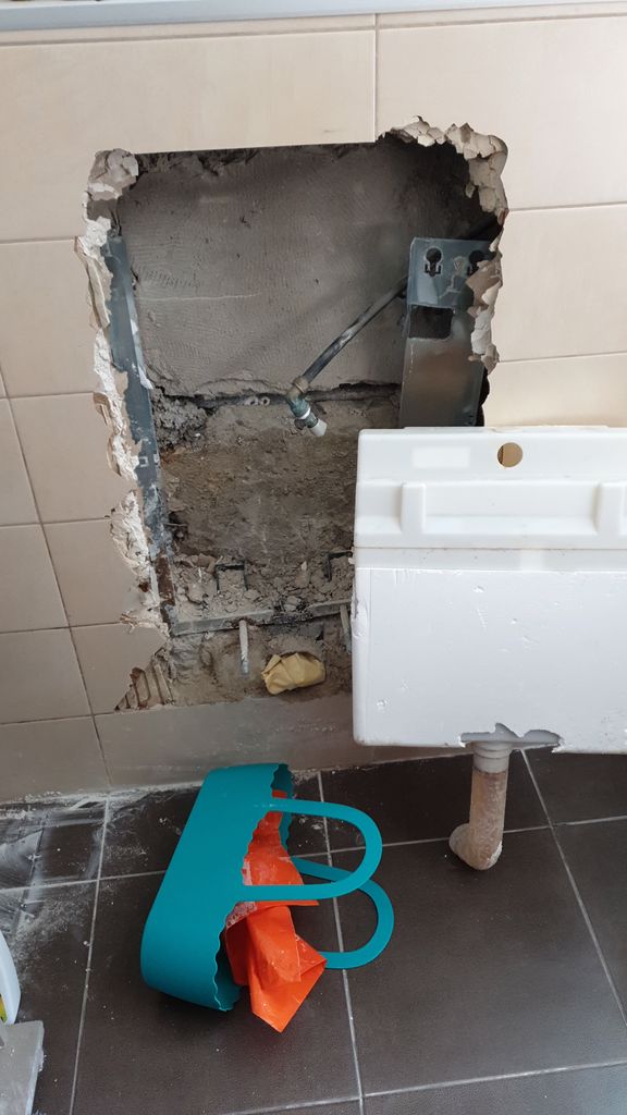 תיקון פיצוץ צינור בקיר