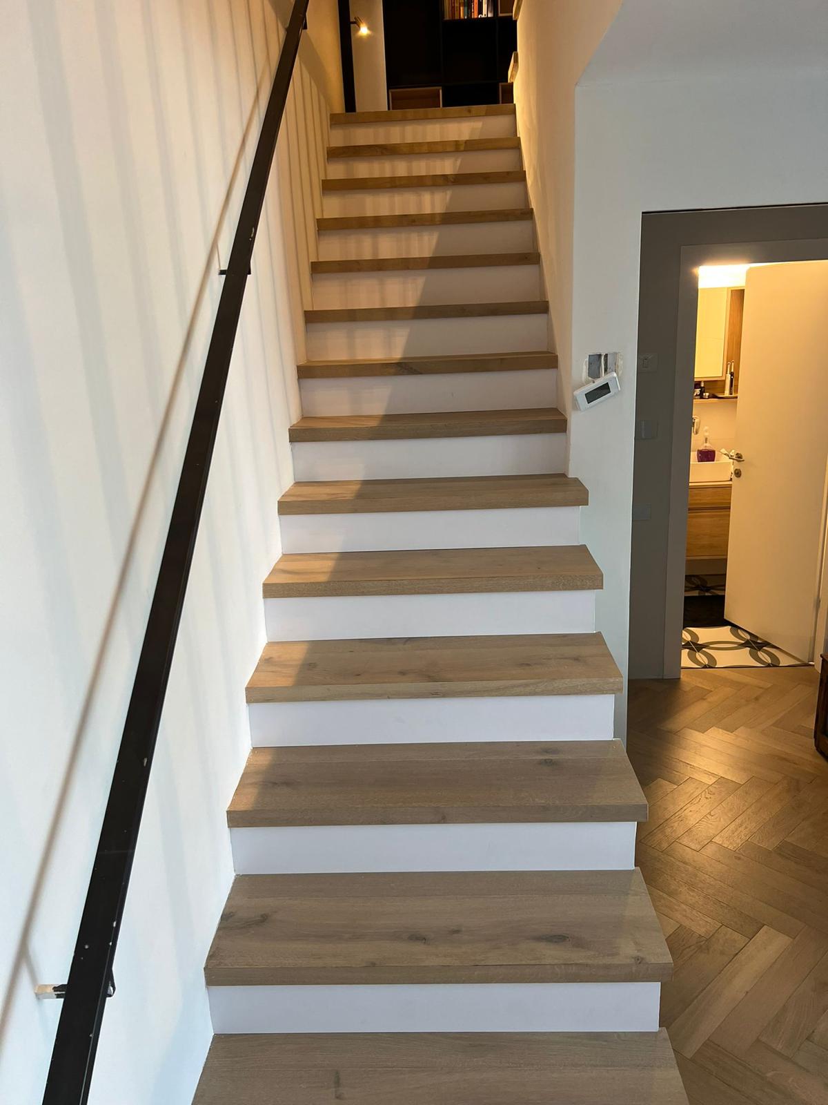 מדרגות מפרקט