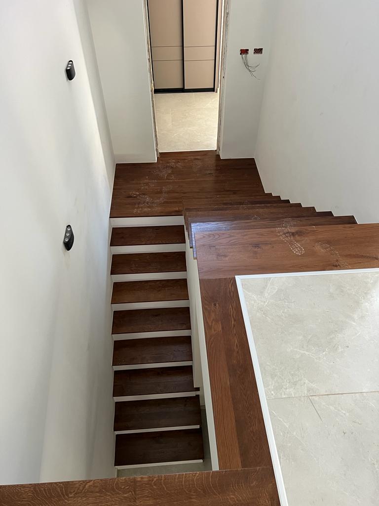 מדרגות עץ גושני