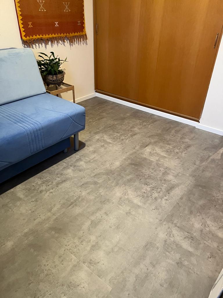 פרקט למינציה- אריחים דמוי בטון