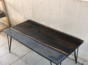 שולחן בשילוב עץ ואפוקסי