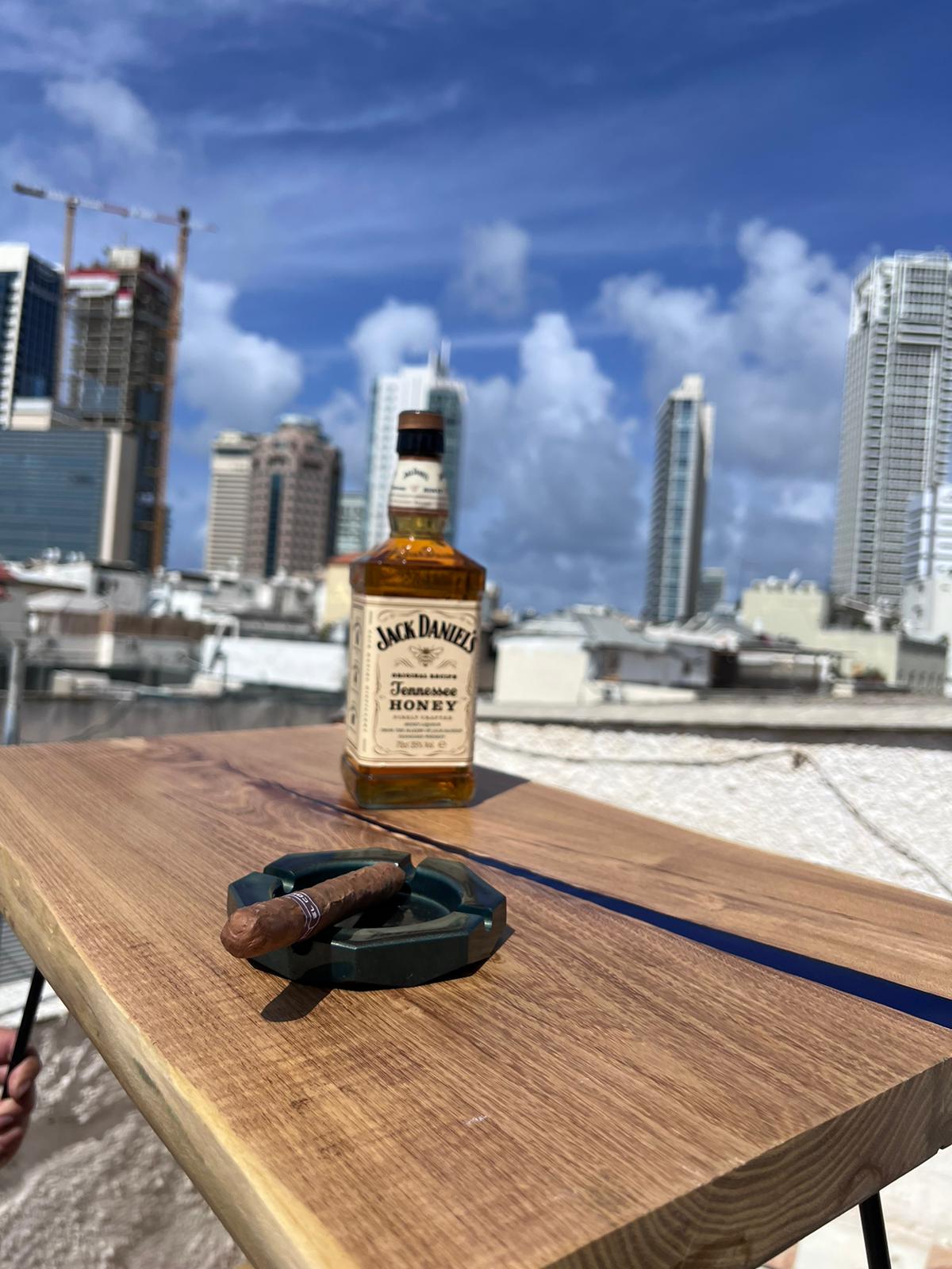 שולחן בשילוב עץ ואפוקסי