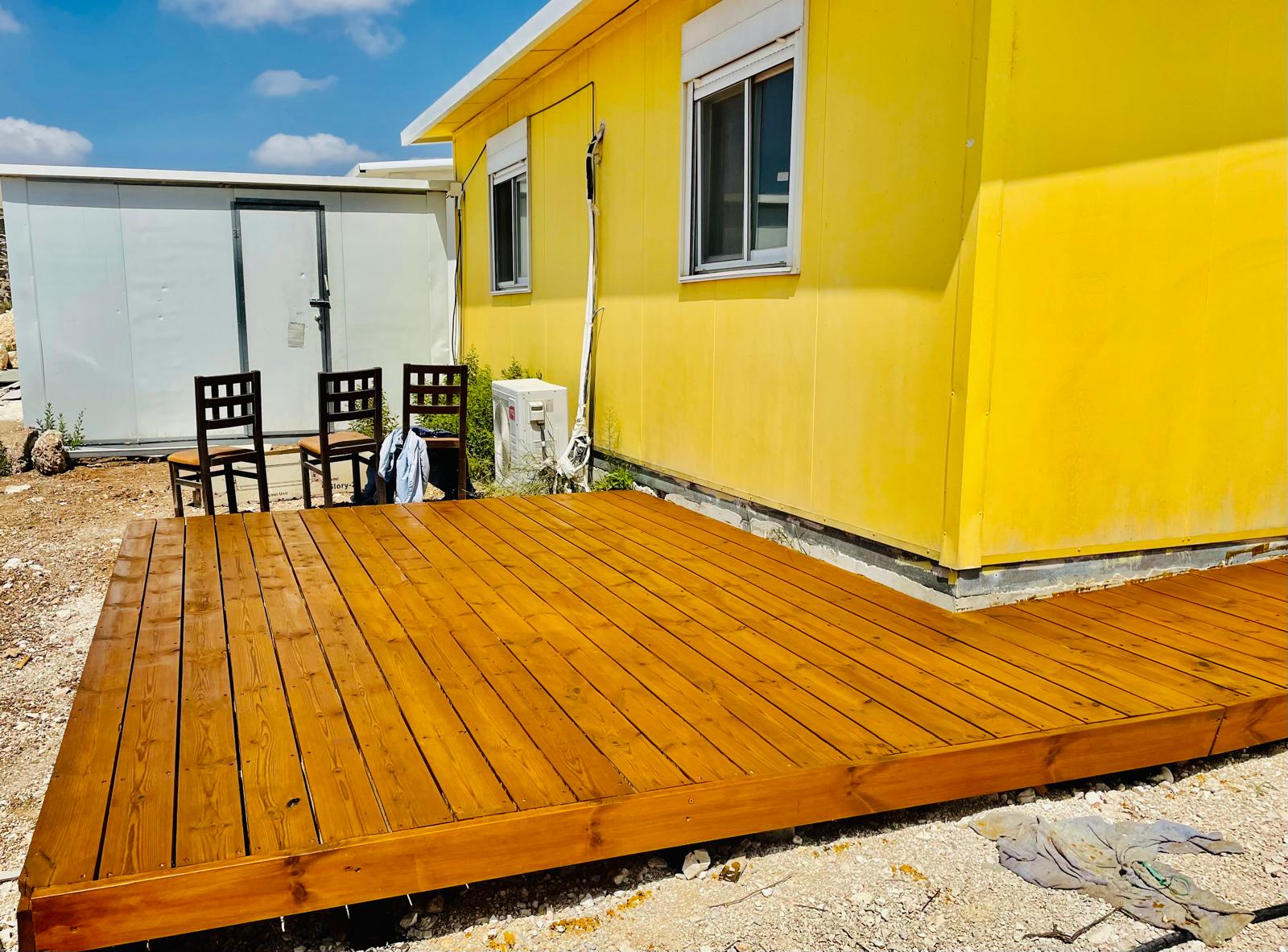 דקים פרגולות ודשא סינטטי 