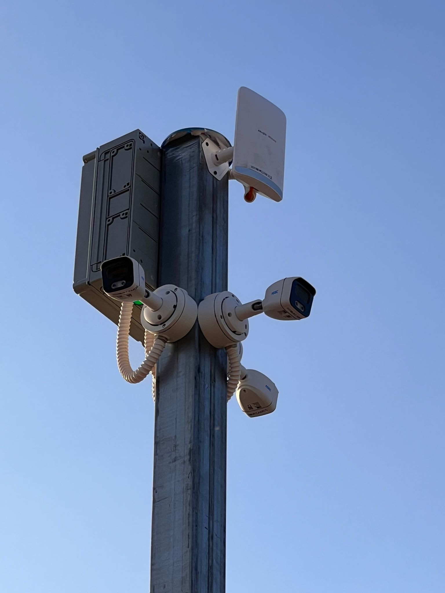 חלק מההתקנה בבית קברות