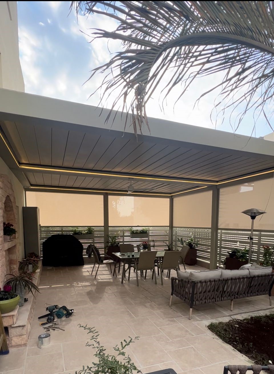 ייצור והרכבה פרגולה ביוכלומטיק שלש מנועים  וארבע מסכי זיפ