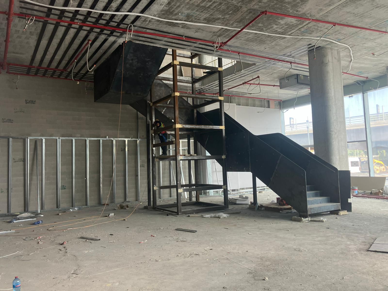 מדרגות אדריכליות לחברת בניין הארץ ברחוב הלחי בני ברק