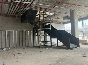 מדרגות אדריכליות לחברת בניין הארץ ברחוב הלחי בני ברק