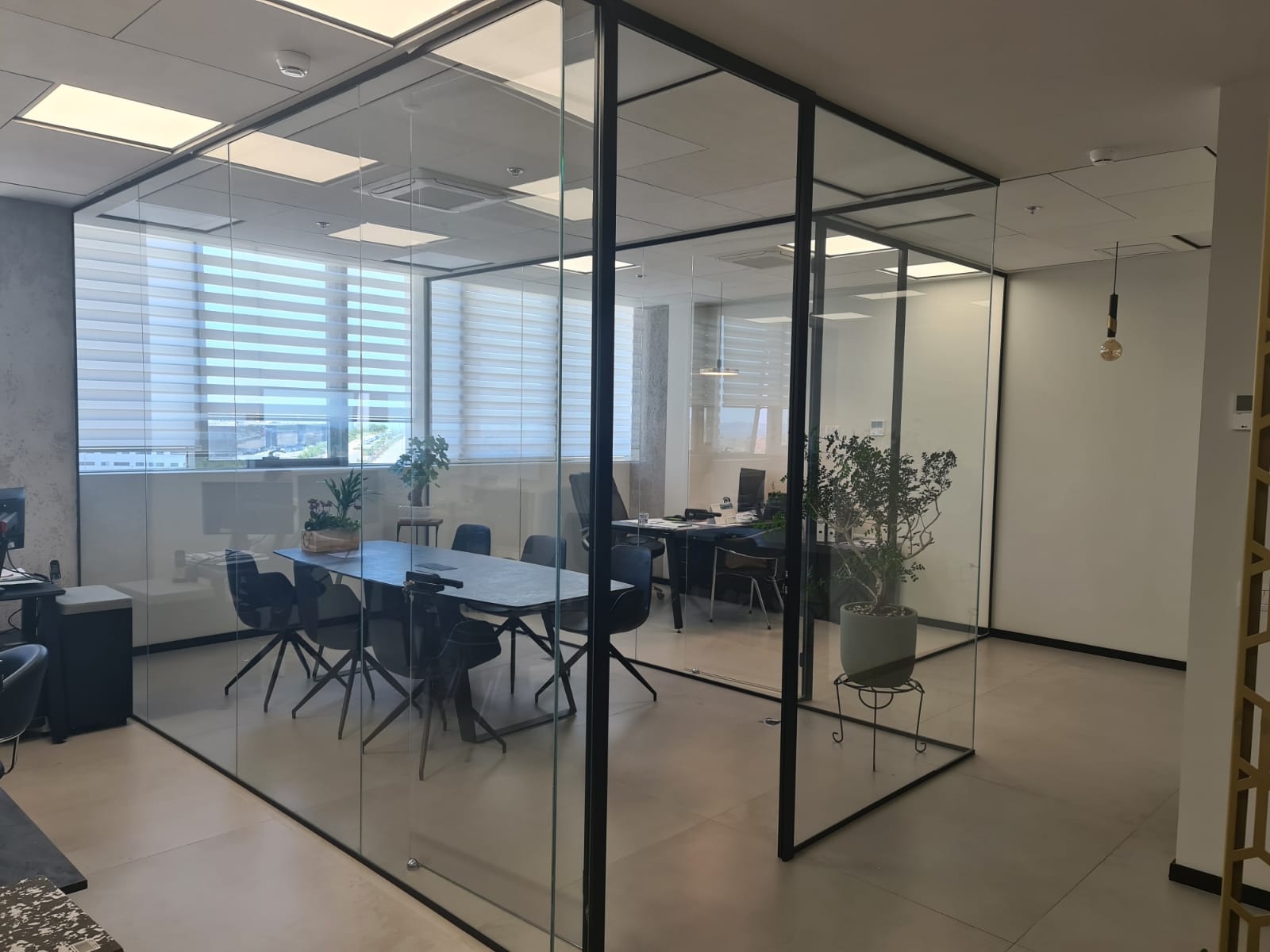 דלתות זכוכית עם משקוף ובלי משקוף + מחיצות זכוכית למשרדים