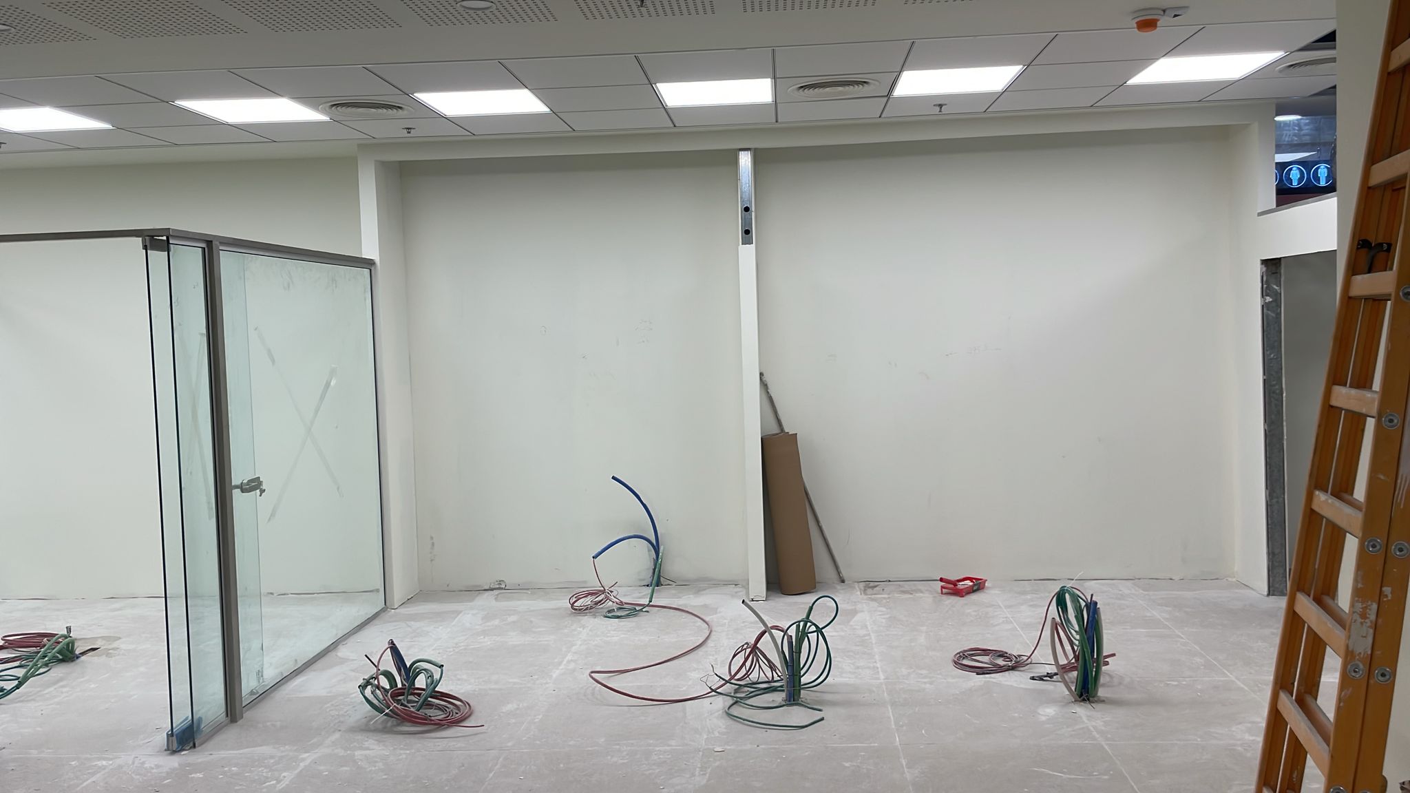 מכאן ומטה - הקמת סניף בנק מזרחי - אחראים מא' עד ת' כל השיפוץ