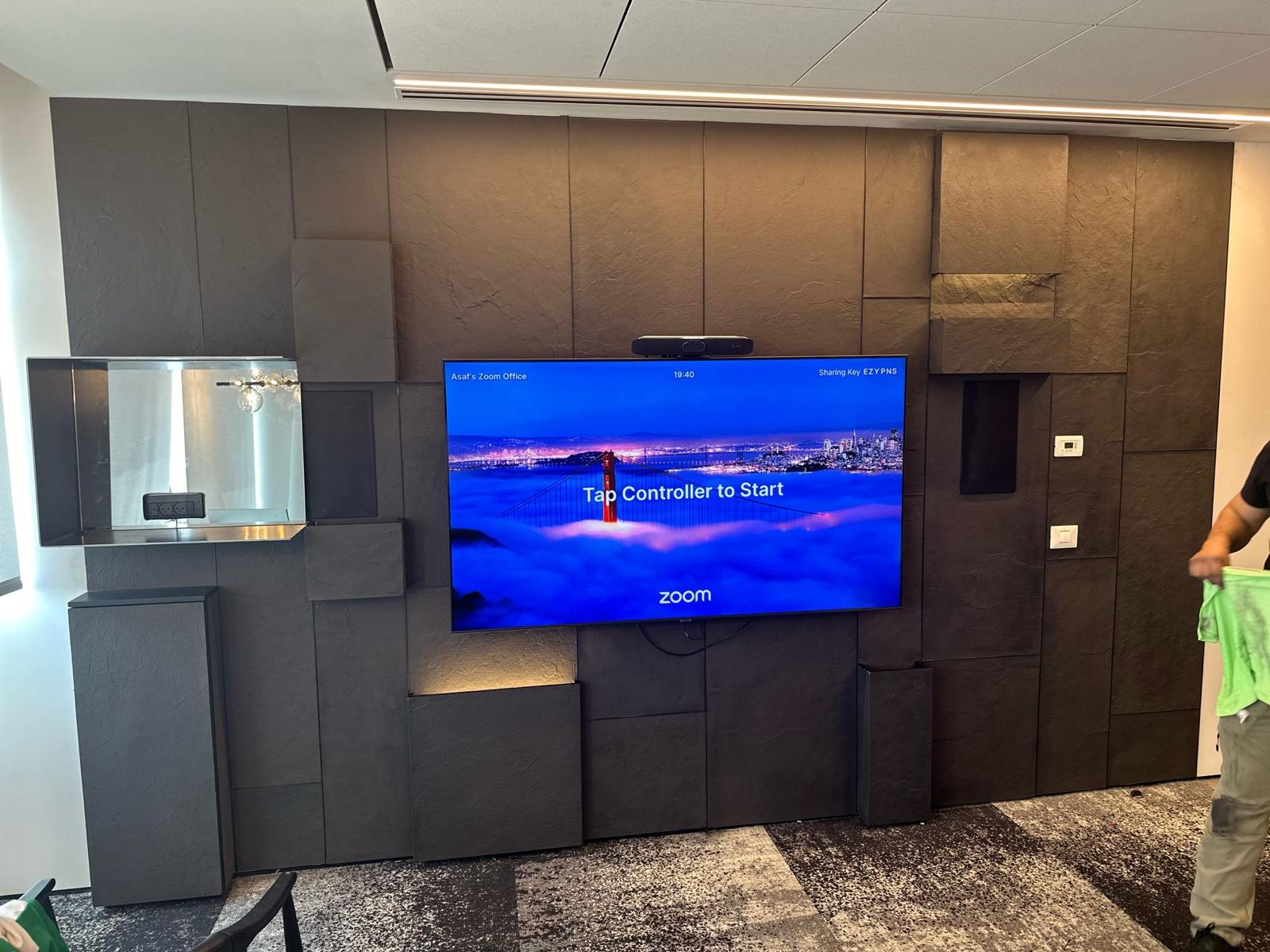 קיר חימר במשרדי הייטק בראשון, 