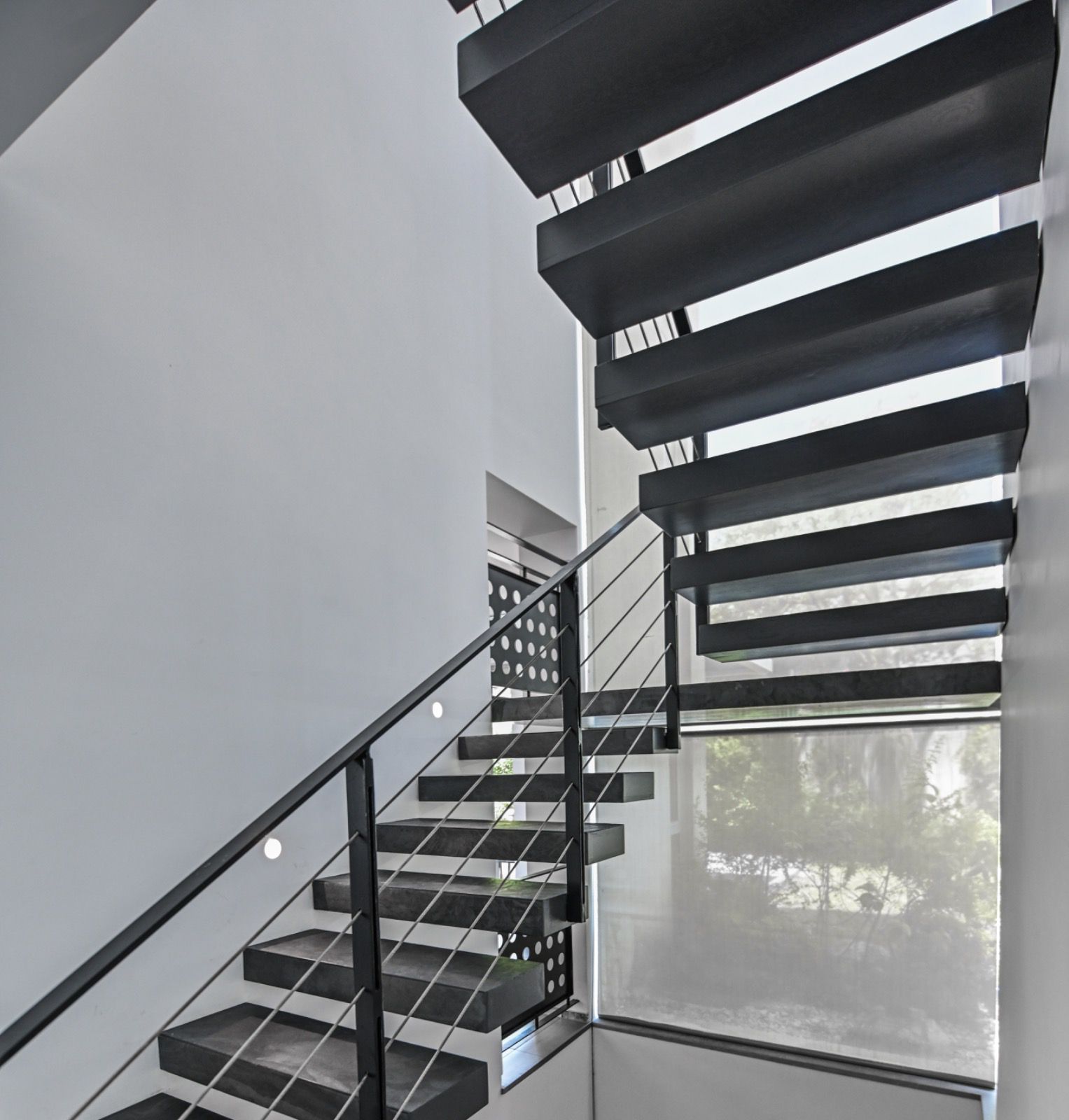 חיפוי מדרגות באמצעות אסן טבעית דגם Nero