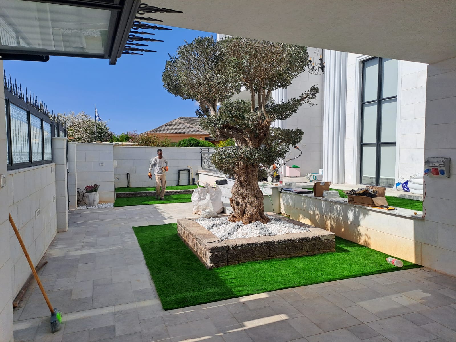 הקמת גינה עם עצים בוגרים ,מערכת השקיה עם דישון, תיחום בלוק אמריקה איכות מקצועיות ודיוק