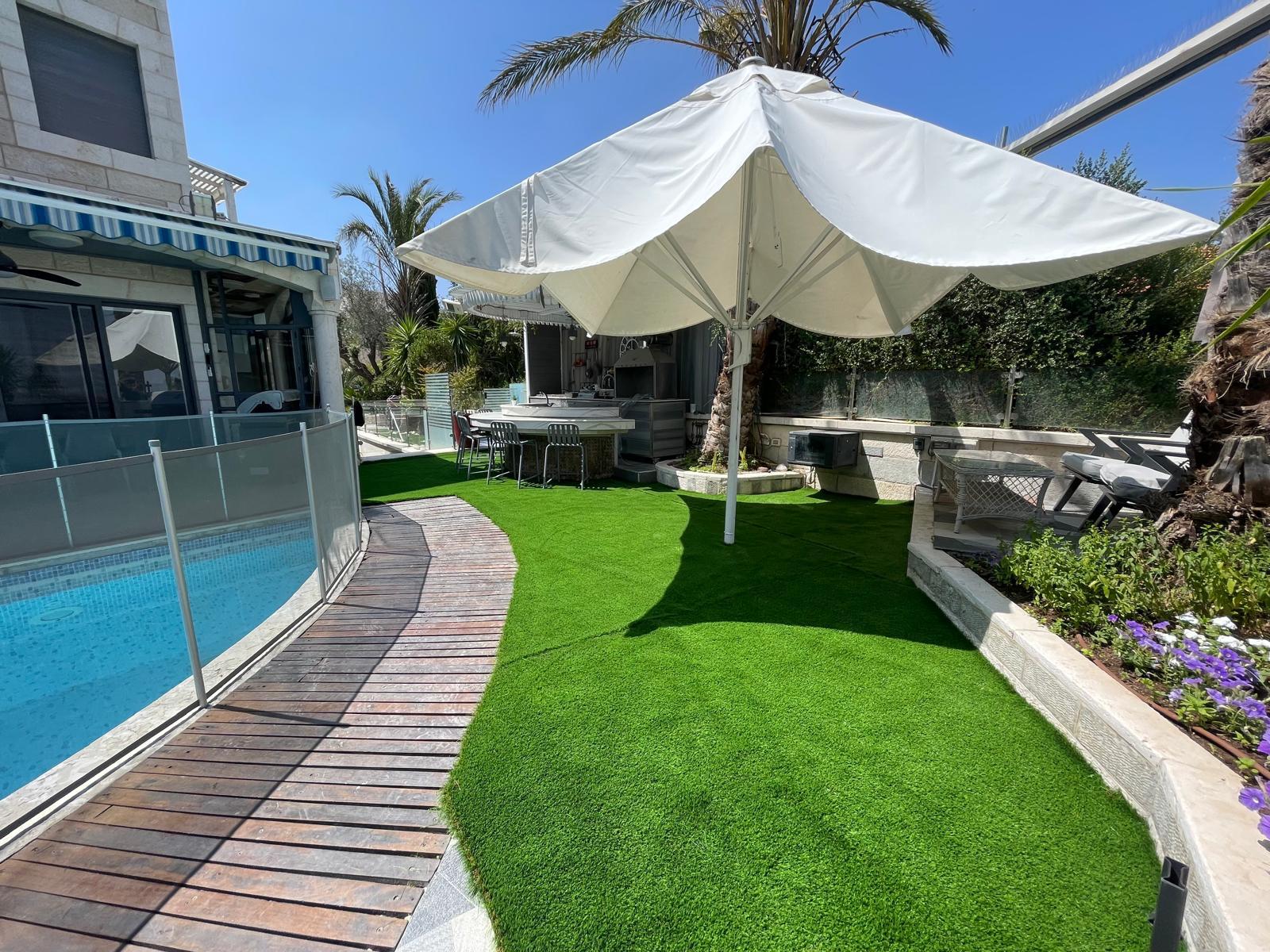 פרוייקט התקנת דשא סינטטי בבית פרטי במושב אורה