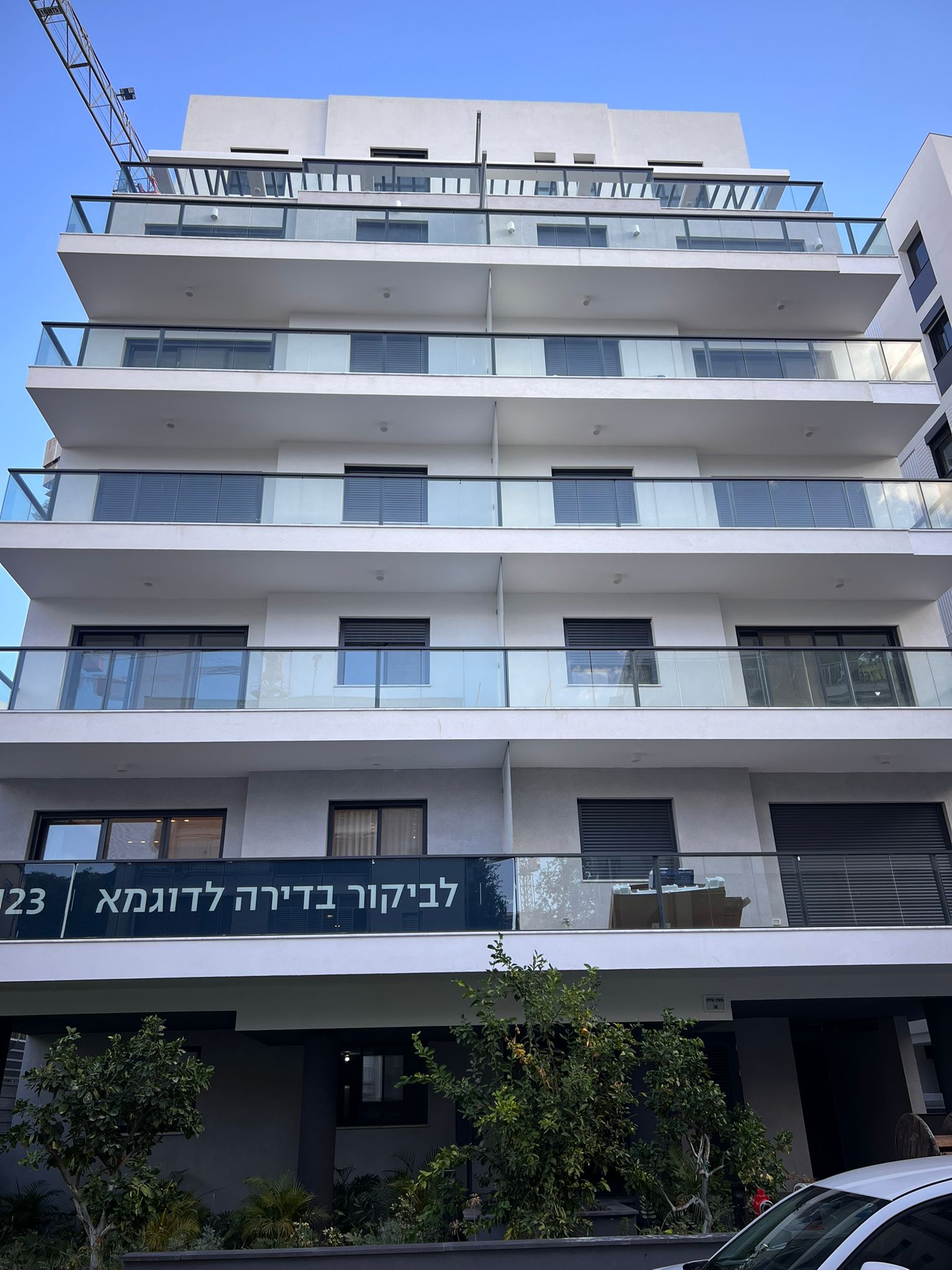 מעקות זכוכית