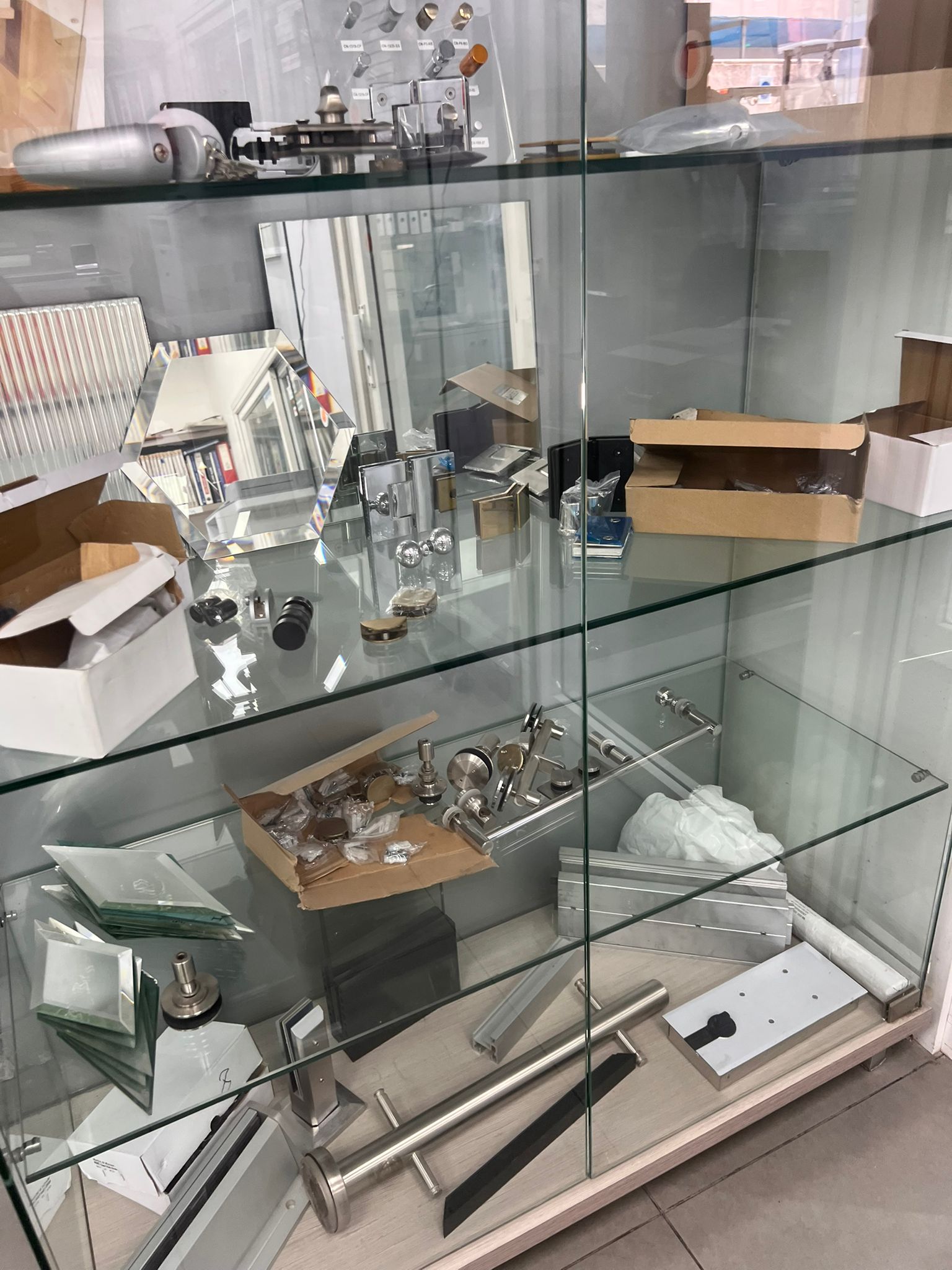 שלטים ותמונות זכוכית