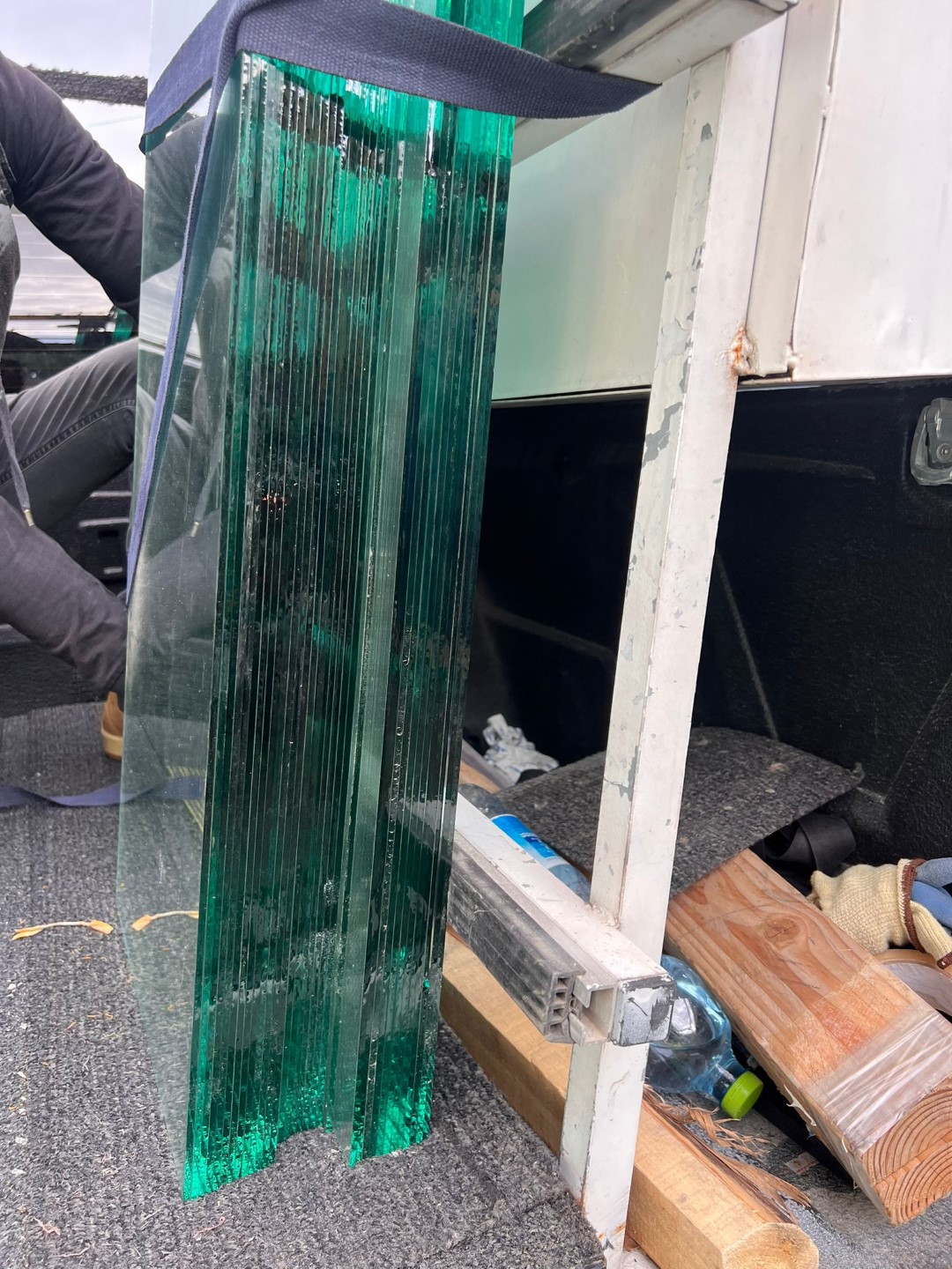 מדפי זכוכית