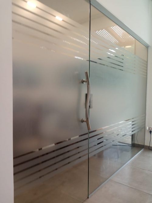 מדבקות לקירות זכוכית אנטי סאן חלבי וצורות