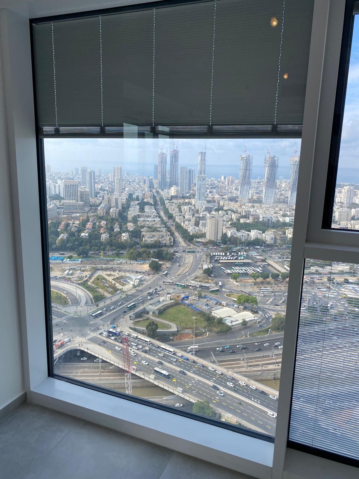 תריס בתוך חלון ויטרינה בידודית