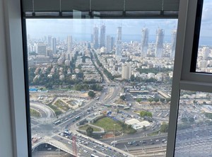 תריס בתוך חלון ויטרינה בידודית