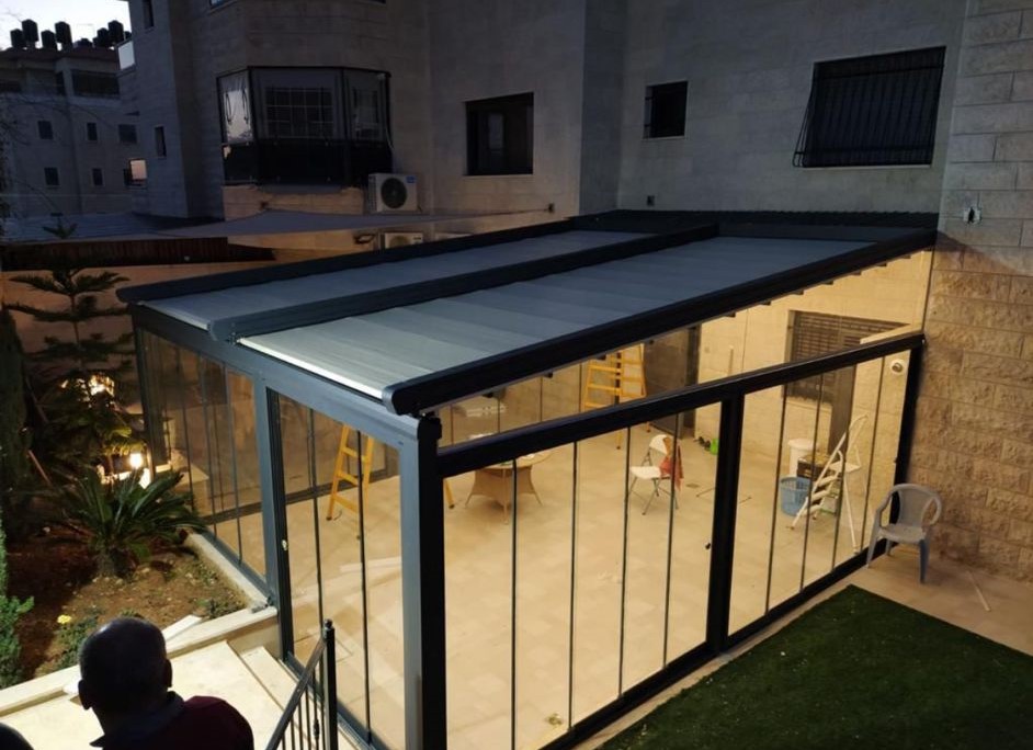 סגירות חורף באמצעות זכוכיות נאספות