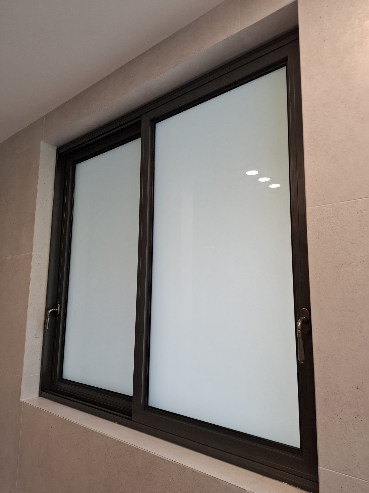 חלונות זכוכית חלבי +ושקוף