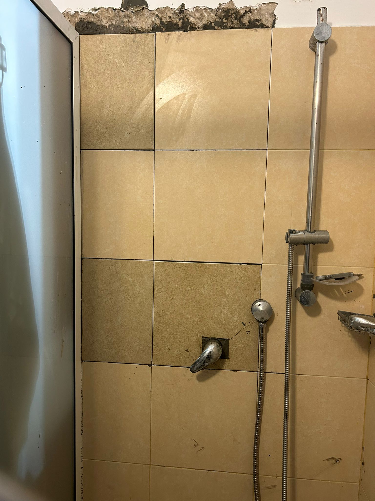 עבודת החלפת אינטרפוץ 3 דרך  וסגירת 6 אריכים של ריצוף