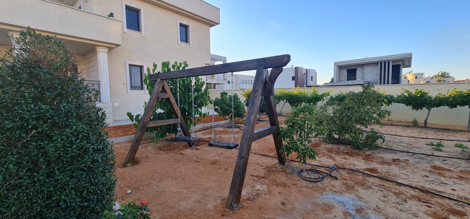 נדנדה בגינה