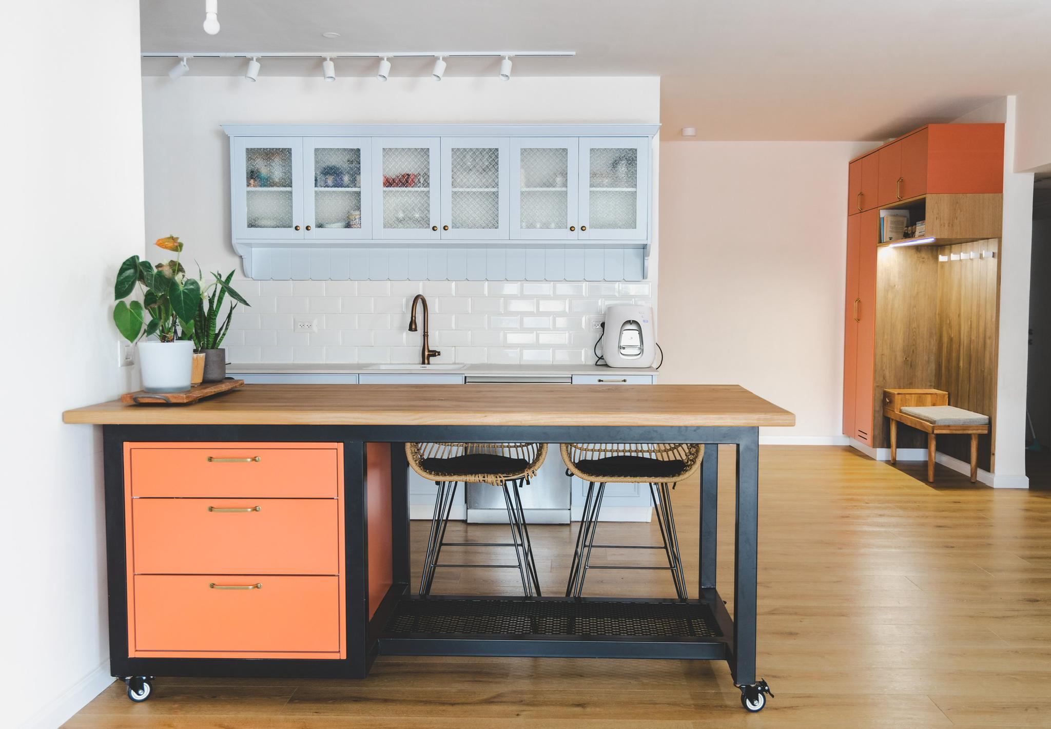 חידוש מטבח, אי חדש בשילוב עם עץ מלא וברזל, וארון כניסה. 