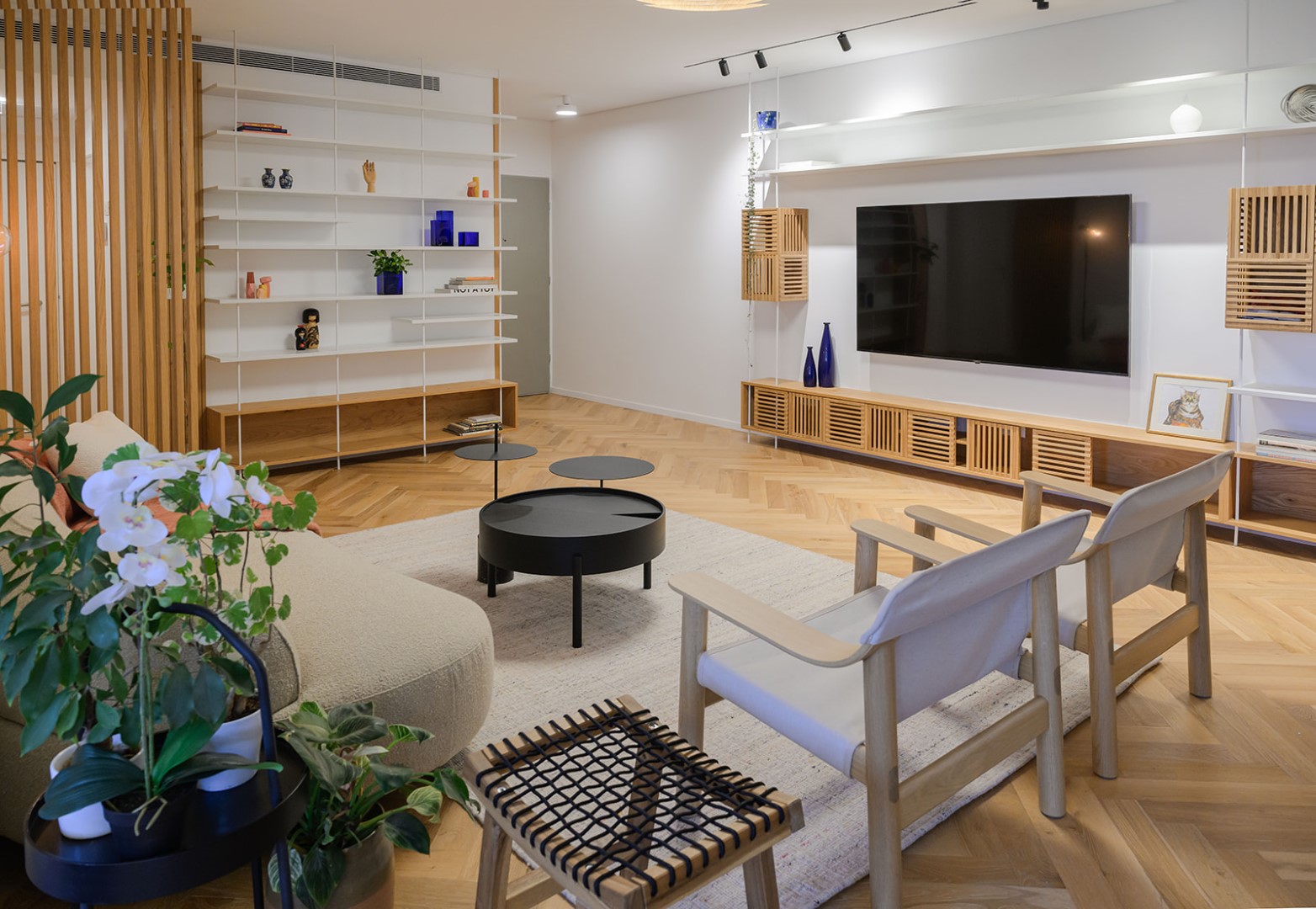 פרויקט אושה תל אביב. ספריות בסלון, ארונות בגדים, ארון מסתור לכביסה ופינת עבודה