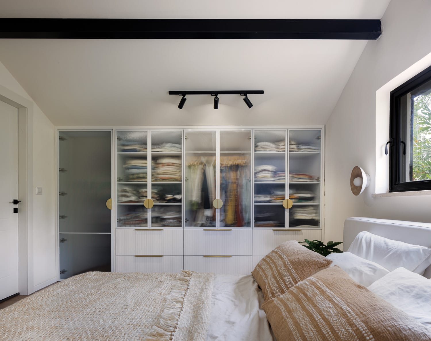 פרויקט ארונות בגדים בוילה בגנות הדר