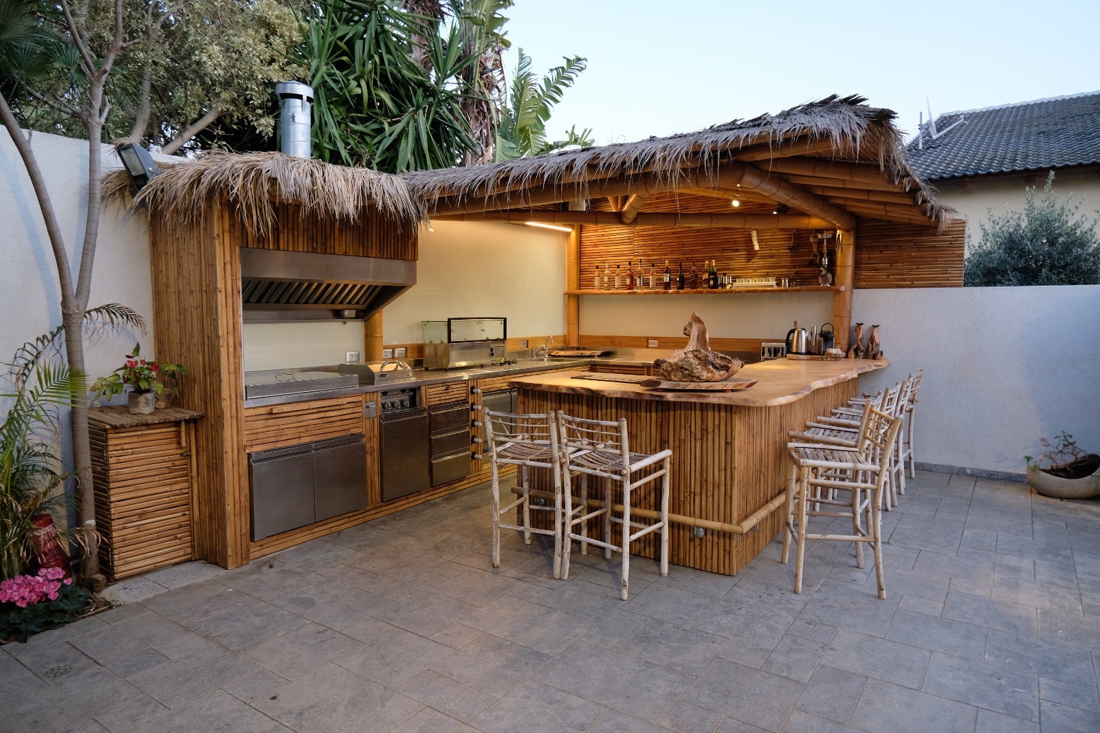 מטבח חוץ בסגנון אסייתי  על טהרת הבמבוק