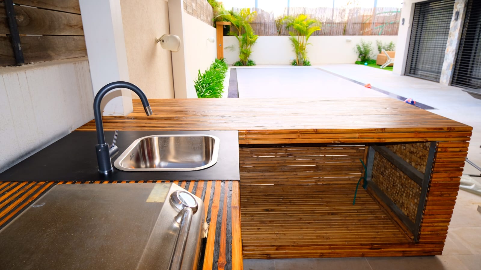 מטבח חוץ מבמבוק סקוואר