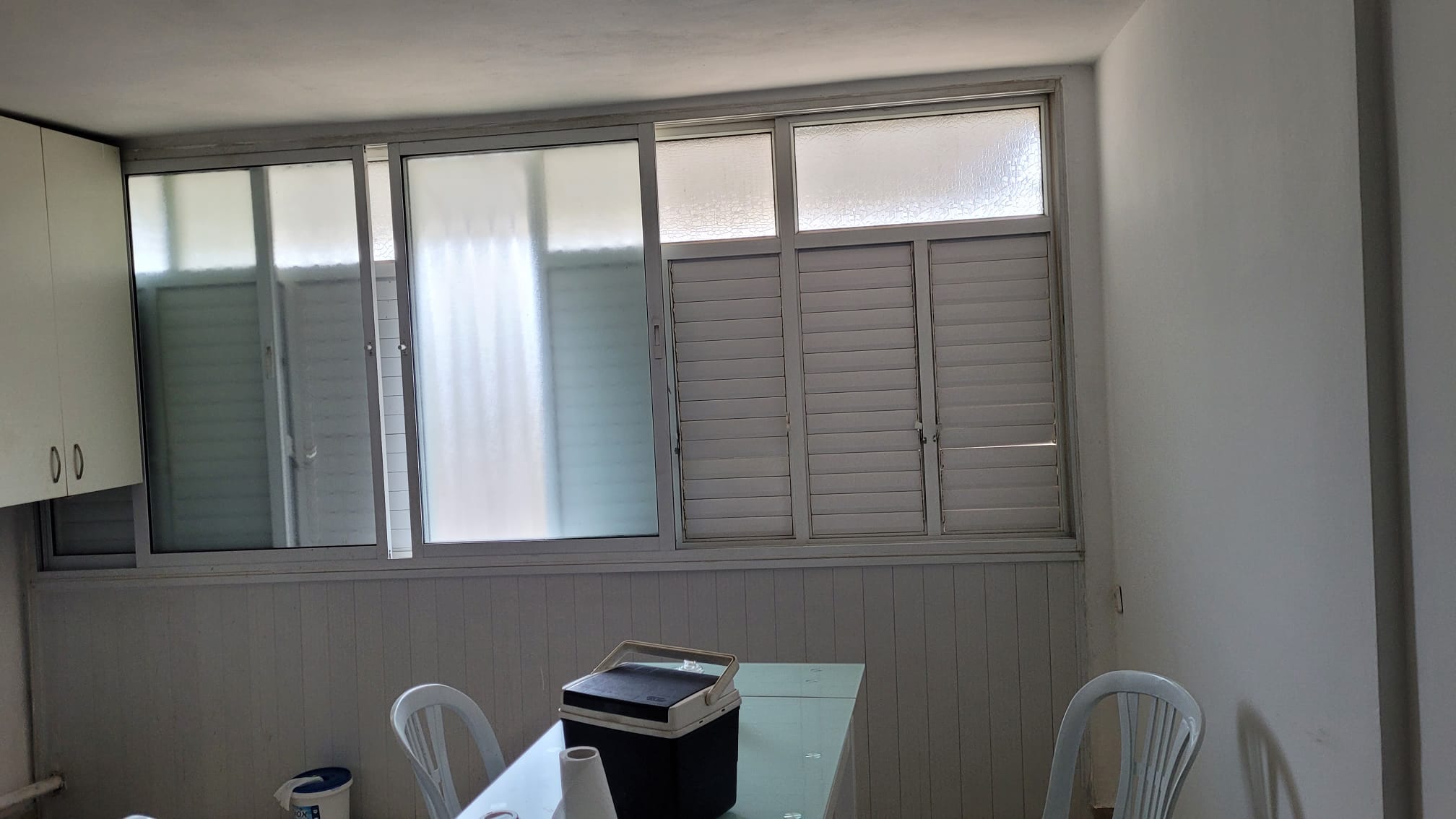 פרויקט באשקלון החלפת מטבח ושידרוג החלל באמצעות הקטנת החלון