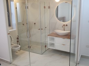 מחיצות להפרדה בין חדר שינה לחדר מקלחת עם דלתות הזזה