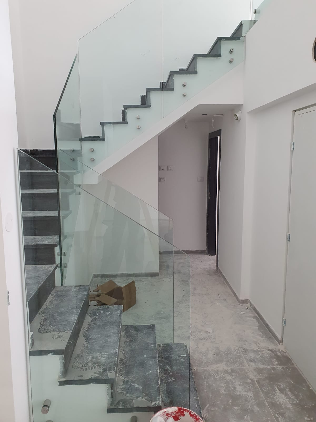 מעקות זכוכית