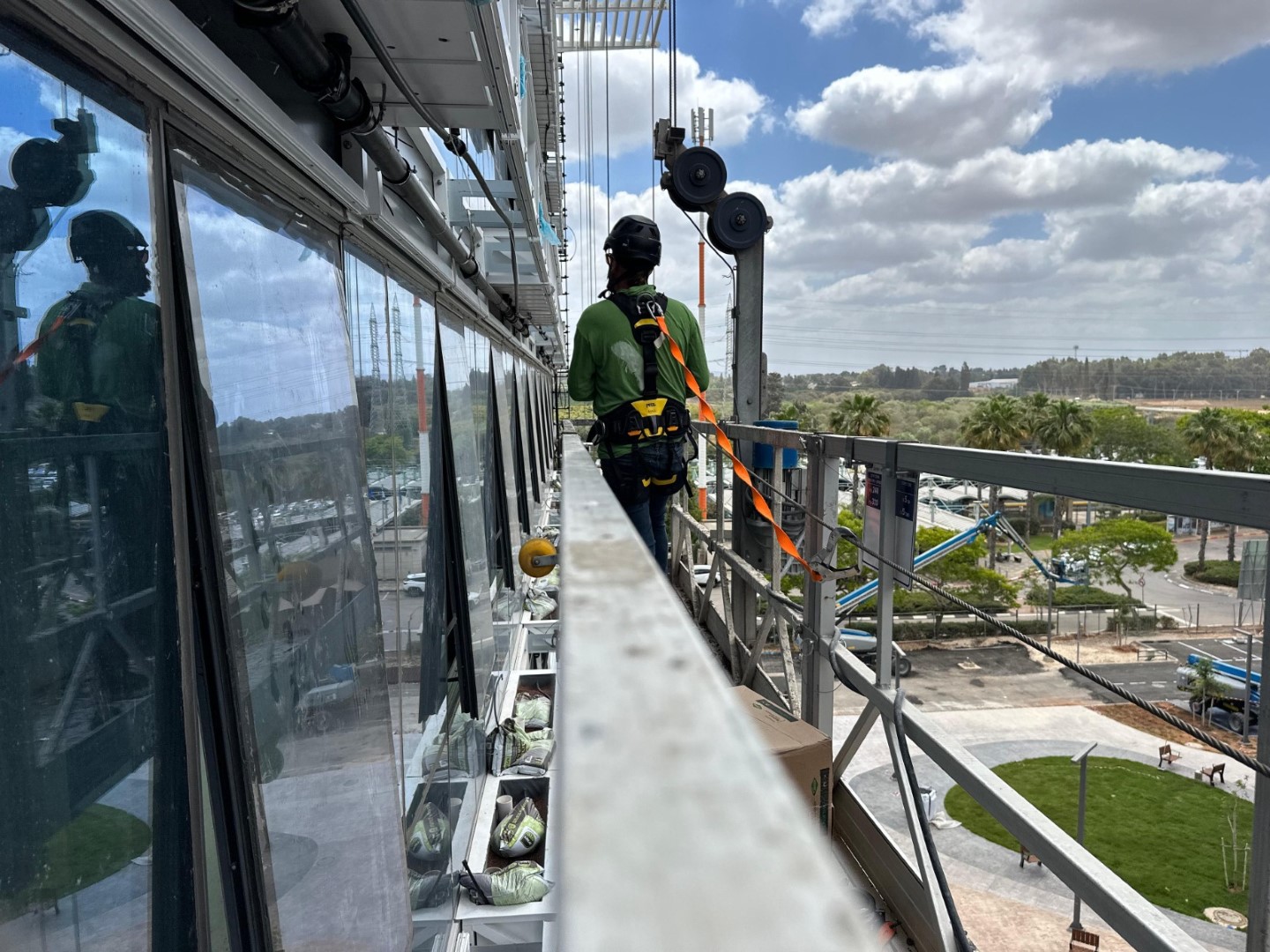 הקמת תשתיות ואחזקת צמחייה חיה על חזית בניין