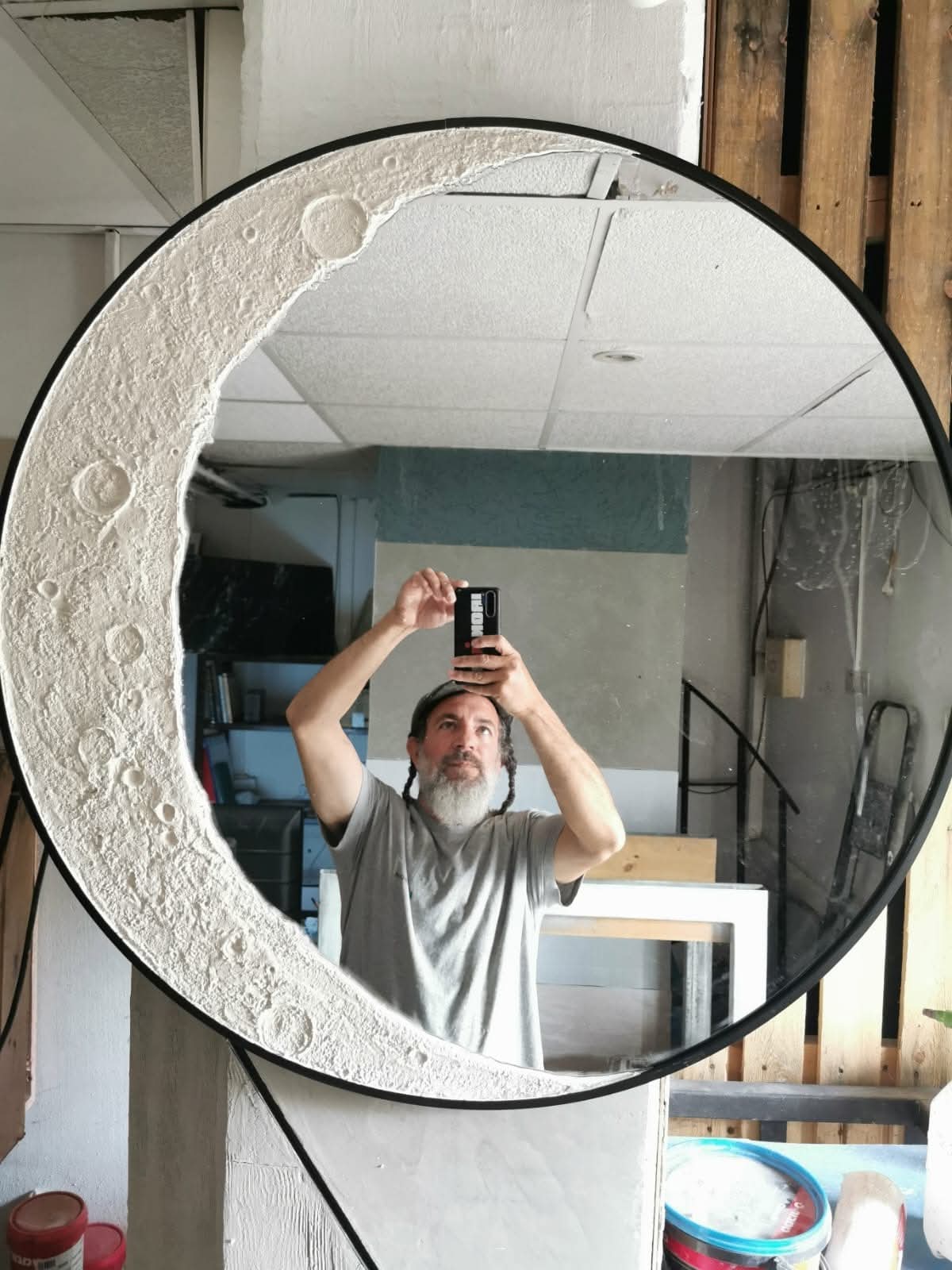 מעבר לקירות