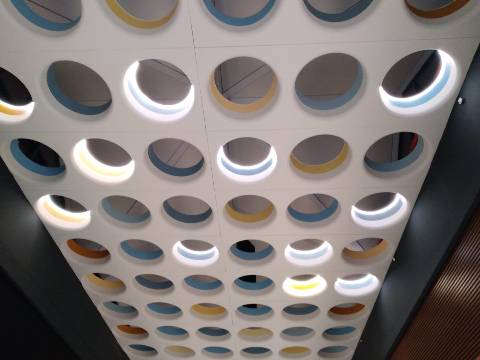 פרויקט התקנה וחידוש תאורה ושקעים בקניון בת ים